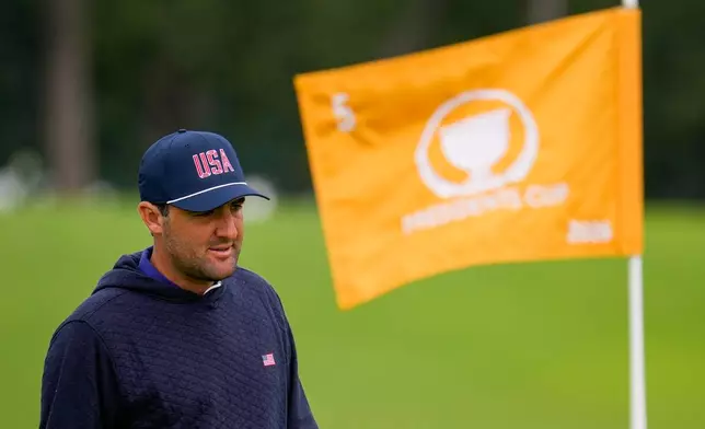 USA teams' Scottie Scheffler practices on the firth hole prior to the start of the Presidents Cup golf tournament against the International team at Medinah Country Club, Monday, Sept. 21, 2026, in Medinah, Ill. (AP Photo/Matt Slocum)