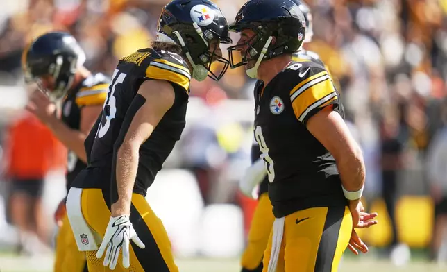 Pittsburgh Steelers wide receiver Ben Skowronek, left, and Pittsburgh Steelers quarterback Aaron Rodgers, right, celebrate after Skowronek caught a pass for a touchdown during the first half of an NFL football game against the Cincinnati Bengals in Pittsburgh, Sunday, Sept. 27, 2026. (AP Photo/Gene J. Puskar)