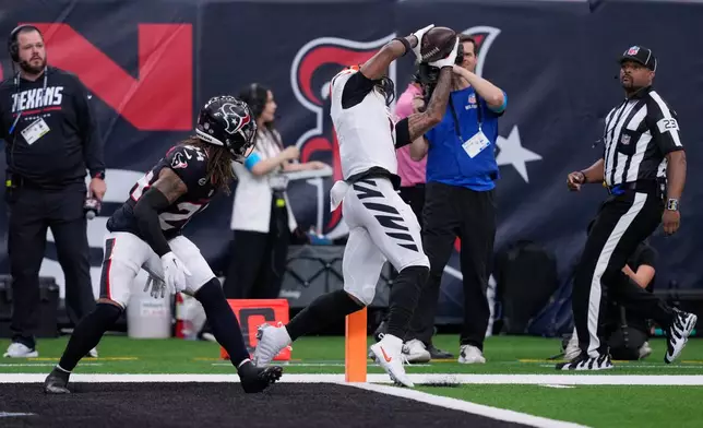 Cincinnati Bengals wide receiver Ja'marr Chase, right, catches a pass for a touchdown as Houston Texans cornerback Derek Stingley Jr., left, looks on during the first half of an NFL football game in Houston, Sunday, Sept. 20, 2026. (AP Photo/David J. Phillip)