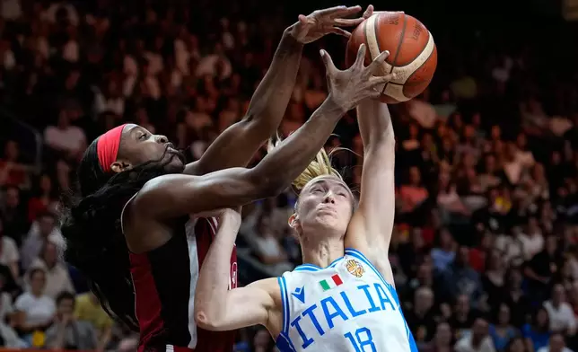 Jackie Young, of the United States, and Italy's Mariella Santucci rebound during the Women's Basketball World Cup match between the United States and Italy in Berlin, Sunday, Sept. 6, 2026. (AP Photo/Ebrahim Noroozi)