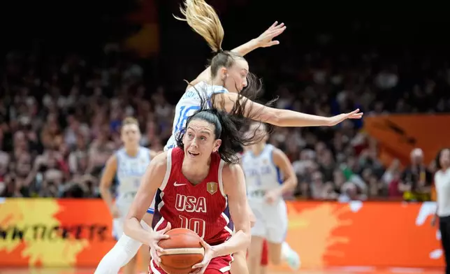 Breanna Stewart, of the United States, goes for a shot in front of Italy's Mariella Santucci during the Women's Basketball World Cup match between the United States and Italy in Berlin, Sunday, Sept. 6, 2026. (AP Photo/Ebrahim Noroozi)