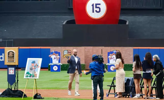 Carlos Beltran acknowledges fans during a ceremony to retire his number, Saturday, Sept. 19, 2026, in New York. (AP Photo/Noah K. Murray)