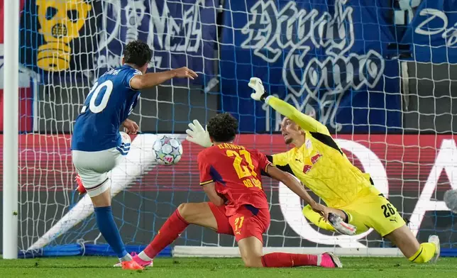 Como's Martin Baturina, left, scores his side's opening goal during the Champions League opening phase soccer match between Como and Leipzig in Como, Italy, Thursday, Sept. 10, 2026. (AP Photo/Luca Bruno)