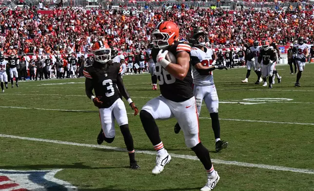 Cleveland Browns tight end Blake Whiteheart (86) scores a touchdown during the second half of an NFL football game against the Tampa Bay Buccaneers in Tampa, Fla., Sunday, Sept. 20, 2026. (AP Photo/Jason Behnken)