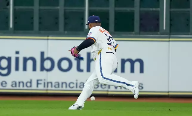 Houston Astros left fielder Nelson Velázquez chases after ball after committing a fielding error while trying to catch a fly ball by Chicago White Sox's Sam Antonacci during the first inning of a baseball game Monday, Aug. 31, 2026, in Houston. (AP Photo/David J. Phillip)