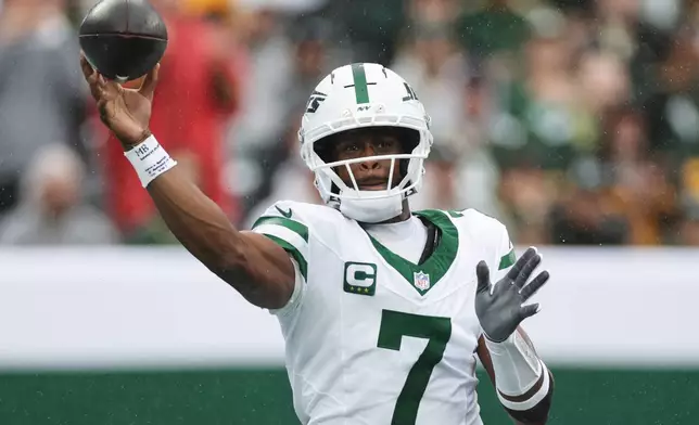 New York Jets quarterback Geno Smith (7) throws during an NFL football game against the Green Bay Packers in East Rutherford, N.J., Sunday, Sept. 20, 2026. (AP Photo/Adam Hunger)