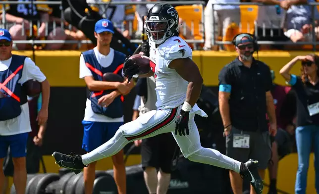 Atlanta Falcons running back Bijan Robinson (7) runs the ball in for a touchdown during an NFL football game against the Pittsburgh Steelers, Sunday, Sept. 13, 2026, in Pittsburgh. (AP Photo/Justin Berl)
