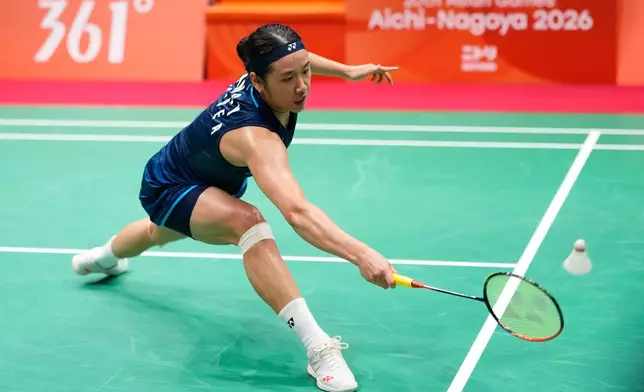 South Korea's An Se-young plays a return against Japan's Akane Yamaguchi during their women's singles badminton final match at the Asian Games in Ichinomiya, Japan, Tuesday, Sept. 29, 2026. (AP Photo/Dita Alangkara)