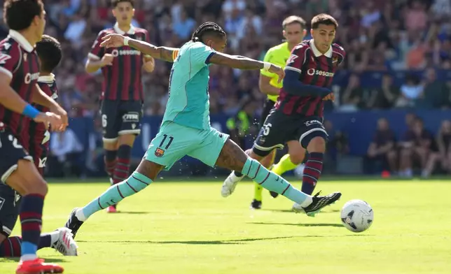 Barcelona's Raphinha controls the ball during the Spanish La Liga soccer match between Levante and Barcelona in Valencia, Sunday, Sept. 13, 2026. (AP Photo/Alberto Saiz)