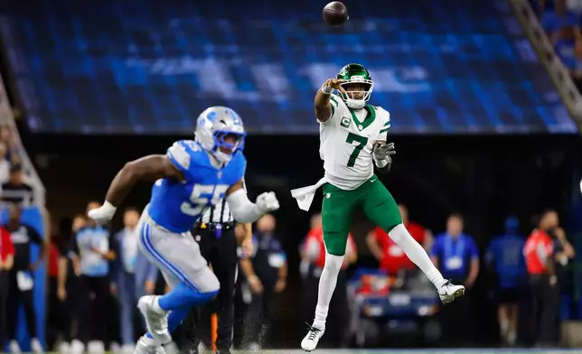 New York Jets' Geno Smith throws during the first half of an NFL football game against the Detroit Lions in Detroit, Sunday, Sept. 27, 2026. (AP Photo/Ray Del Rio)