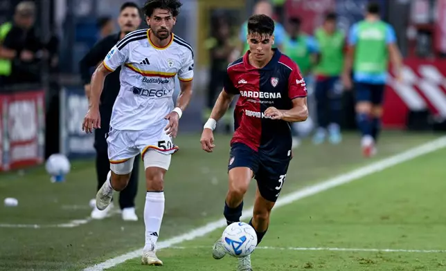 Cagliari's Adam Obert, right, and Lecce's Santiago Pierotti in action during the Serie A soccer match between Cagliari and Lecce, in Cagliari, Italy, Monday, Sept. 7, 2026. (Gianluca Zuddas/LaPresse via AP)