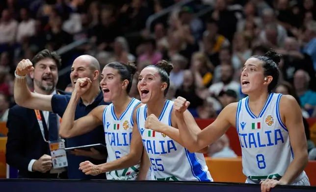Italian players reactduring the Women's Basketball World Cup match between the United States and Italy in Berlin, Sunday, Sept. 6, 2026. (AP Photo/Ebrahim Noroozi)