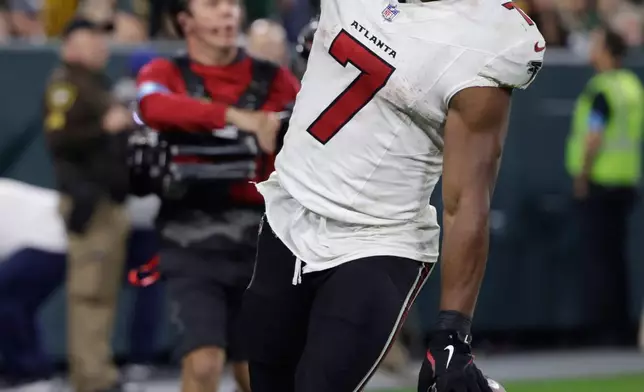 Atlanta Falcons' Bijan Robinson runs for a touchdown during the second half of an NFL football game against the Green Bay Packers in Green Bay, Wis., Thursday, Sept. 24, 2026. (AP Photo/Matt Ludtke)