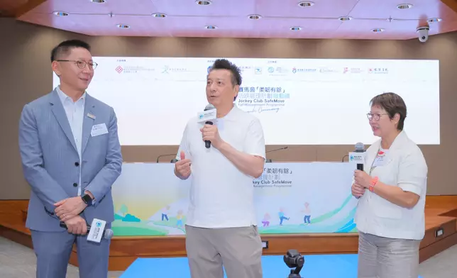 Mr Shek Sau (centre) shared tips for maintaining a healthylifestyle, while Programmeinstructors demonstrated safe landing techniques. Photo source: PolyU