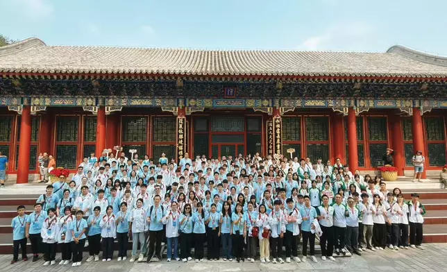 Fruitful exchange in Beijing for "Salute to the National Flag" Hong Kong and Macao Youth Flag-Raising Teams' Beijing Visit Delegation Source: HKSAR Government Press Releases