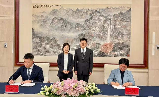 "Salute to the National Flag" Hong Kong and Macao Youth Flag-Raising Teams' Beijing Visit Delegation attends flag-raising ceremony at Tiananmen Square Source: HKSAR Government Press Releases