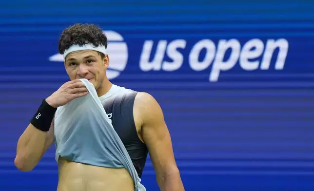 Ben Shelton, of the United States, wipes his face as he competes against Alexander Zverev, of Germany, during the men's singles final of the U.S. Open tennis championships Sunday, Sept. 13, 2026, in New York. (AP Photo/Kirsty Wigglesworth)