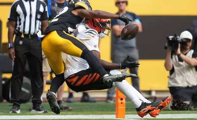 Cincinnati Bengals wide receiver Tee Higgins, right, catches a pass for a touchdown as Pittsburgh Steelers cornerback Asante Samuel Jr., left, tries to defend during the first half of an NFL football game in Pittsburgh, Sunday, Sept. 27, 2026. (AP Photo/Gene J. Puskar)