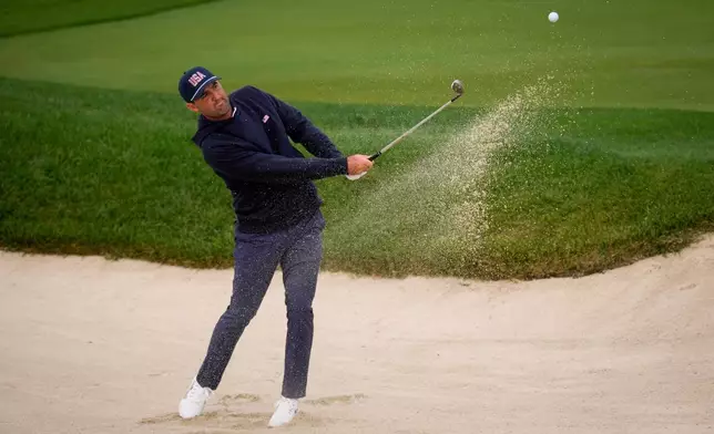 USA teams' Scottie Scheffler practices on the fifth hole prior to the start of the Presidents Cup golf tournament against the International team at Medinah Country Club, Monday, Sept. 21, 2026, in Medinah, Ill. (AP Photo/Matt Slocum)