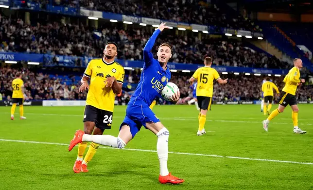Chelsea's Cole Palmer celebrates after scoring his side's first goalduring the English League Cup soccer match between FC Chelsea and Leeds United in London, Wednesday, Sept. 9, 2026. (Adam Davy/PA via AP)
