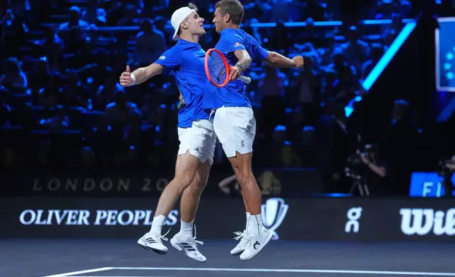 Team Europe's Flavio Cobolli, right, and Jakub Mensik react after beating Team World's Taylor Fritz and Alex De Minaur in a doubles match at the Laver Cup tennis tournament match in London, Sunday, Sept. 27, 2026. (AP Photo/Maja Smiejkowska)