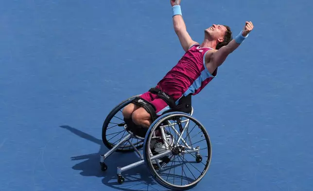 Alfie Hewett, of Britain, celebrates winning the wheelchair men's singles final of the U.S. Open tennis championships against Tokito Oda, of Japan, Saturday, Sept. 12, 2026, in New York. (AP Photo/Kirsty Wigglesworth)