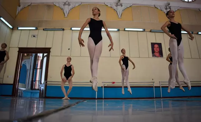 Ballet student Roxana Perez de la Mora, center, attends National Ballet School in Havana, Cuba, Wednesday, Sept. 16, 2026. (AP Photo/Ramon Espinosa)