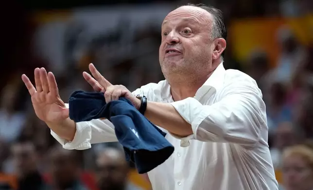 Italy's coach Andrea Capoblanco shots instructions during the Women's Basketball World Cup match between the United States and Italy in Berlin, Sunday, Sept. 6, 2026. (AP Photo/Ebrahim Noroozi)