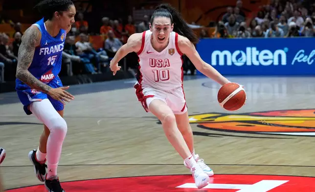 France's Gabby Williams guards Breanna Stewart, of the United States, during the Women's Basketball World Cup final match between the United States and France in Berlin, Sunday, Sept. 13, 2026. (AP Photo/Ebrahim Noroozi)