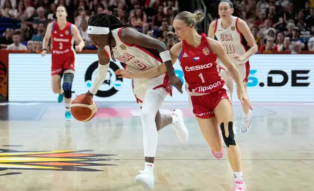Czechia's Katerina Zeithammerova guards Rhyne Howard, of the United States, during the Women's Basketball World Cup match between the United States and Czechia in Berlin, Monday, Sept. 7, 2026. (AP Photo/Ebrahim Noroozi)
