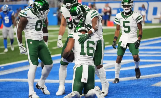 New York Jets' Kenyon Sadiq is congratulated after a touchdown catch during the first half of an NFL football game against the Detroit Lions in Detroit, Sunday, Sept. 27, 2026. (AP Photo/Paul Sancya)