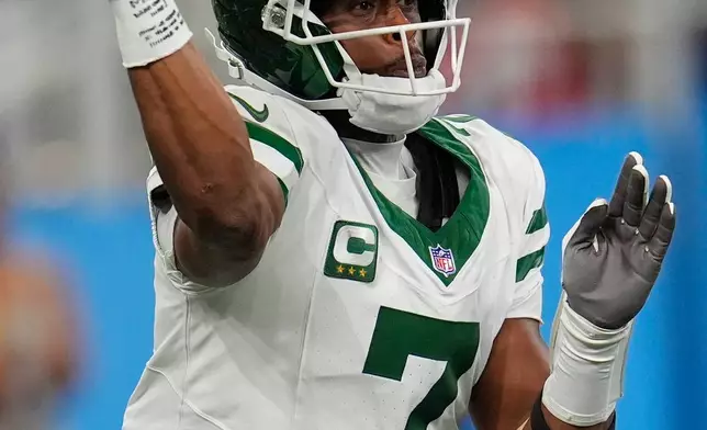New York Jets' Geno Smith throws during the first half of an NFL football game against the Detroit Lions in Detroit, Sunday, Sept. 27, 2026. (AP Photo/Paul Sancya)