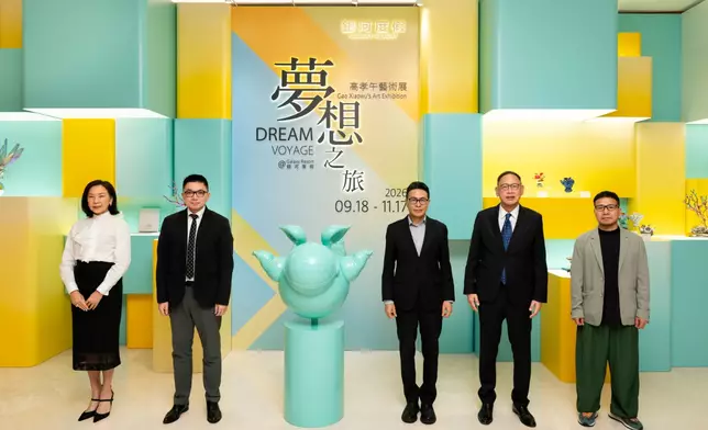 The Opening Ceremony was held on 21 September, officiated by guests of honour, including Mr Cheng Wai Tong, Acting Director of the Macao Government Tourism Office (3rd from right); Mr Ho Hong Pan, Head of Department for Promoting Cultural and Creative Industries of the Cultural Affairs Bureau of the Macau SAR Government (2nd from left); Mr Philip Cheng, Director of Galaxy Entertainment Group (2nd from right); Ms Eileen Lui, Group Director of Human Resources and Administration of Galaxy Entertainment Group (1st from left); and artist Mr Gao Xiaowu (1st from right).