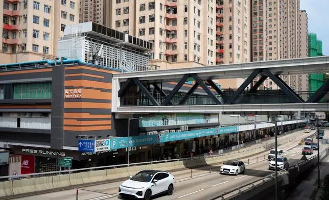 The Amoy Footbridge provides a seamless, covered and barrier-free pedestrian link between Amoy Plaza, the East Kowloon Cultural Centre and Kowloon Bay MTR Station, offering convenient round-the-clock access for residents, office workers and visitors.