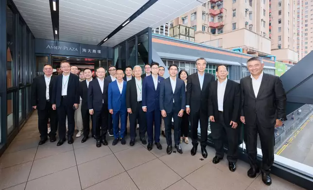 Officiating guests, together with representatives from Kwun Tong District Office, Development Bureau Works Branch, Leisure and Cultural Services Department Cultural Services Branch, District Council members, MTR Corporation Limited and Amoy Gardens Owners Committees, toured the Amoy Footbridge.