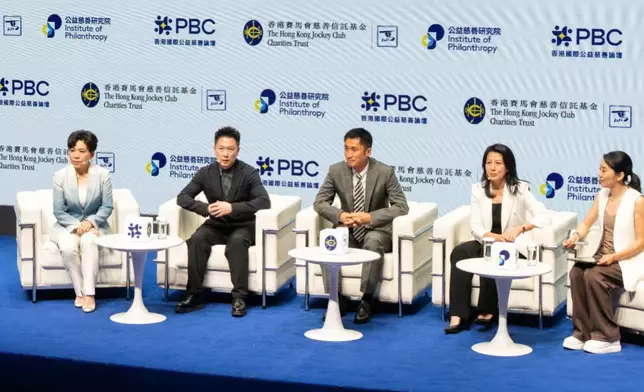 The fifth plenary, entitled “Expanding the Arena: Philanthropy, Leadership, and Pathways Beyond Sport”, featured a discussion between Olympic gold medallists Deng Yaping (1st left), Li Xiaopeng (2nd left), and Yang Yang (2nd right), together with 2026 international football tournament referee Ma Ning (centre)