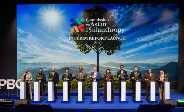 The Commission on Asian Philanthropy launched its Interim Report during the forum. The Club CEO and IoP Director, Winfried Engelbrecht-Bresges (centre), together with Commissioners from The Commission on Asian Philanthropy, pose for a group photo