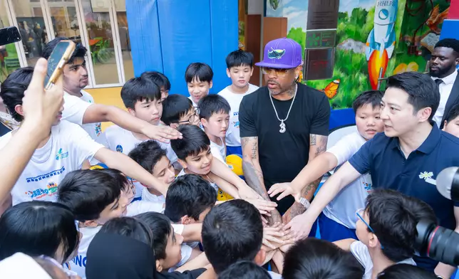 Allen Iverson and Mr. William Fong, Chairperson of IHKSports, interact with primary school students .