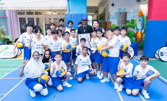 Allen Iverson receives a souvenir from participating students.