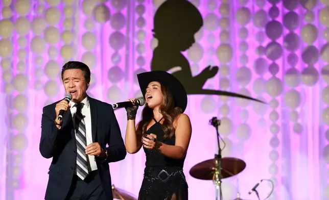 Sara Ángel shared the stage with her father, Gustavo Ángel, for a memorable duet during the closing dinner of the Promesa y Esperanza® seminar.