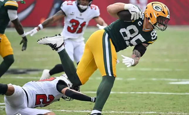 Green Bay Packers tight end Tucker Kraft (85) escapes a tackle by Tampa Bay Buccaneers cornerback Zyon McCollum (27) during the first half of an NFL football game in Tampa, Fla., Sunday, Oct. 4, 2026. (AP Photo/Jason Behnken)