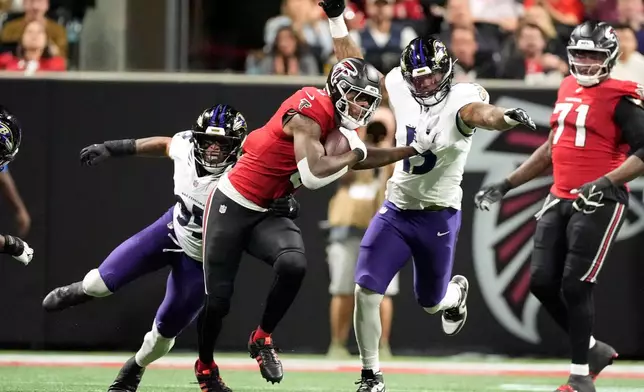 Atlanta Falcons tight end Kyle Pitts Sr. runs from Baltimore Ravens linebacker Mike Green (15) after catching a pass during the first half of an NFL football game, Sunday, Oct. 11, 2026, in Atlanta. (AP Photo/Mike Stewart)