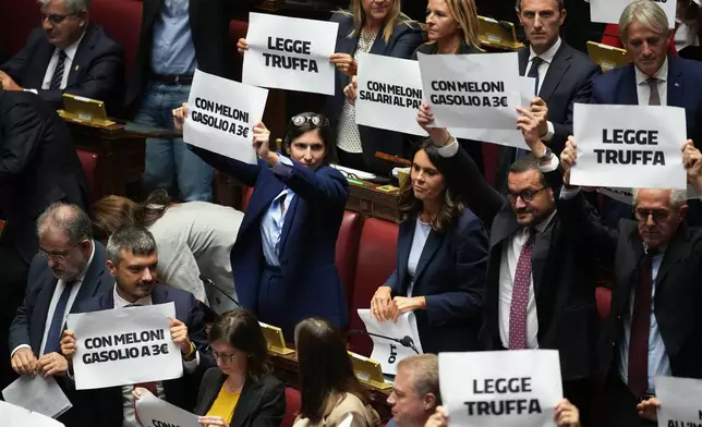 Democratic Party leader Elly Schlein protests during the Chamber of Deputies meeting ahead of the final vote on the electoral law bill in Rome, Thursday, Oct. 8, 2026. (AP Photo/Andrew Medichini)
