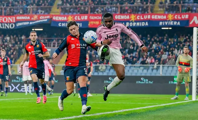 Genoa's Vitinha, left, and Juventus' Pierre Kalulu battle for the ball during the Serie A soccer match between Genoa and Juventus in Genoa, Italy, Wednesday, Oct. 28, 2026. (Tano Pecoraro/LaPresse via AP)