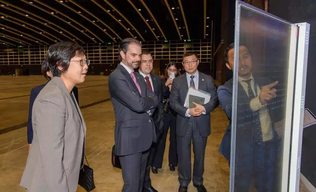 Hong Kong Police Force representatives meet a visiting delegation led by INTERPOL Secretary General Valdecy Urquiza on October 22. Photo source: FB@Hong Kong Police Force