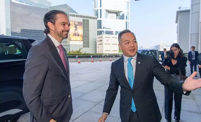 Mr. Joe Chow, the Commissioner of Police (right) welcomes INTERPOL Secretary General Valdecy Urquiza (left). Photo source: FB@Hong Kong Police Force