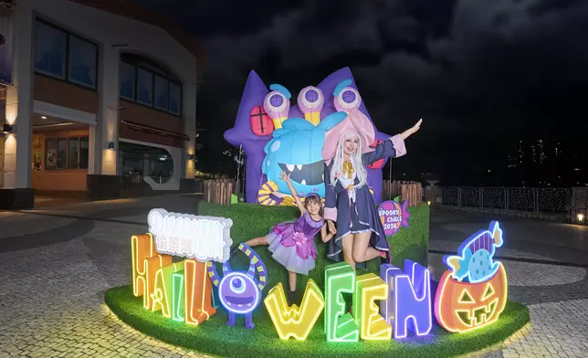 From now to 1 November (Sunday), DB Plaza and DB North Plaza will feature brand-new Spooky photo spots and interactive installations, embarking on a sweet journey with little monsters.