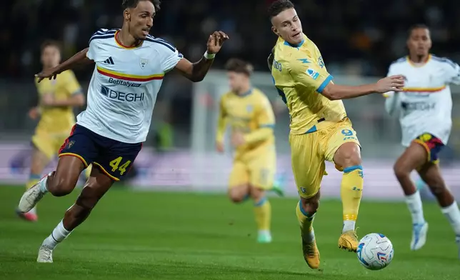 Lecce's Tiago Gabriel, left, and Frosinone's Antonio Raimondo battle for the ball during the Serie A EniLive soccer match between Frosinone and Lecce Thursday, Oct. 29, 2026, in Frosinone, Italy. (Alfredo Falcone//LaPresse via AP)