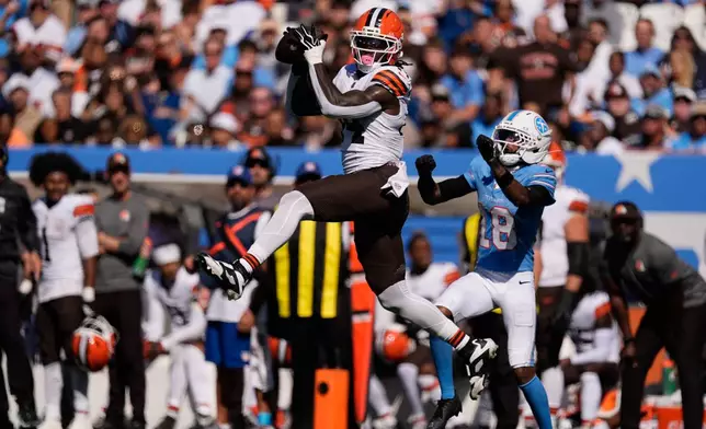 Cleveland Browns tight end Harold Fannin Jr. (44) makes a first down catch over Tennessee Titans cornerback Cor'dale Flott (18) during the first half of an NFL football game in Nashville, Tenn., Sunday, Oct. 25, 2026. (AP Photo/George Walker IV)