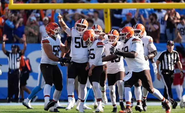Cleveland Browns players celebrate after place kicker Andre Szmyt (25) kicked a field goal to win their NFL football game against the Cleveland Browns in Nashville, Tenn., Sunday, Oct. 25, 2026. (AP Photo/George Walker IV)